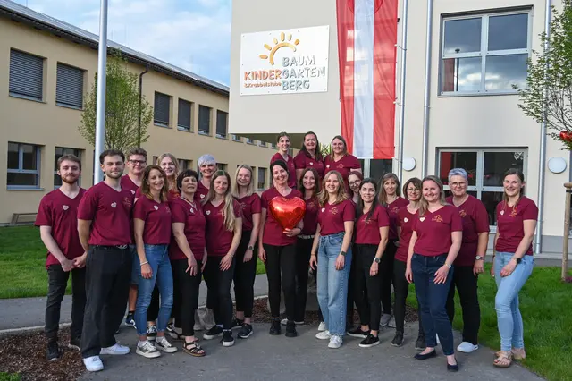 Das Team von Kindergarten und Krabbelstube Baumgartenberg mit Leiterin Petra Kaltenböck. | Foto: Albert Kern/BGBTV