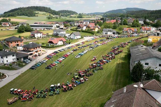 Mehr als 300 gezählte Oldtimer – Autos, Traktoren und einsuprige Fahrzeuge – bedeuten einen neuen Rekord. | Foto: Hermann Eletzhofer