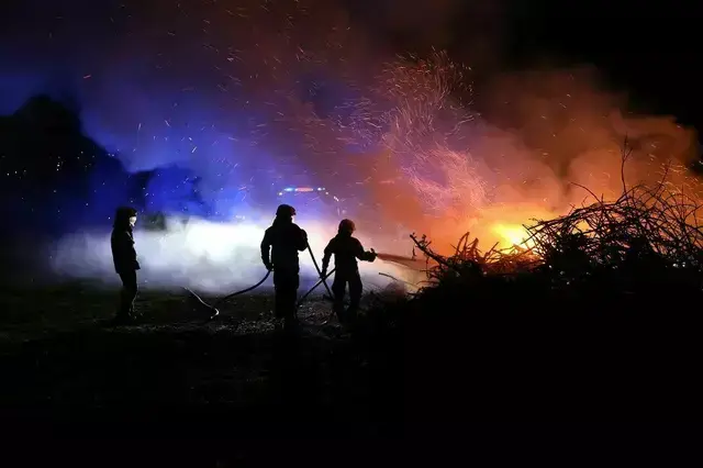 Funkenflug bei Flexarbeiten setzt 200 Ballen in Ehrensachen in Flammen