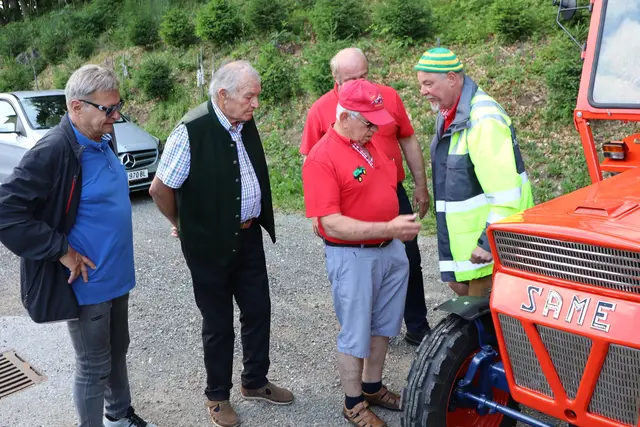 Vizeobmann Franz Orthaber (mit roter Kappe) feierte bei der Fahrt ins Blaue seinen Geburtstag | Foto: Gerhard Langmann