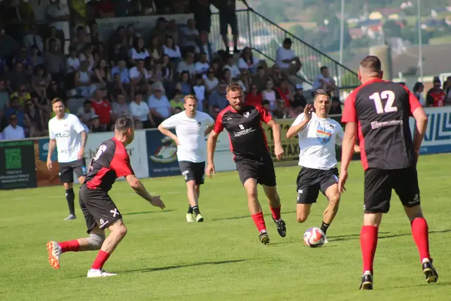 Die Union Naarn Oldstars forderten das Team Copa Pele. Im Kampf um den Ball: Paul Scharner und Jürgen Pilsl. | Foto: MeinBezirk Perg/Köck