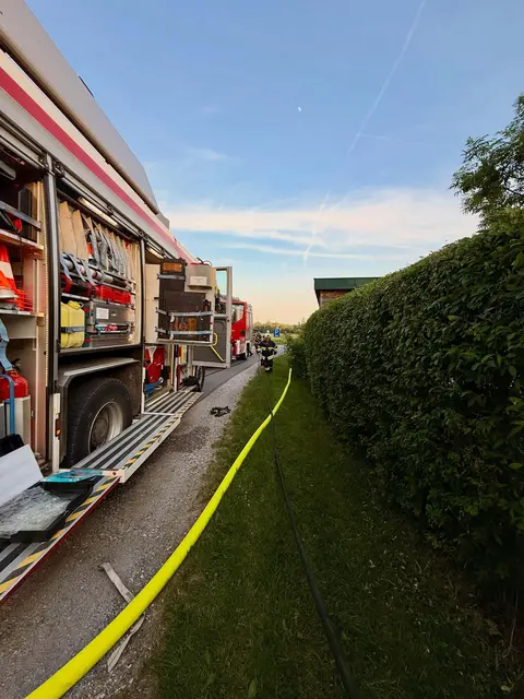 Drei Feuerwehren waren mit insgesamt acht Fahrzeugen am Brandort. | Foto: FF Köppling