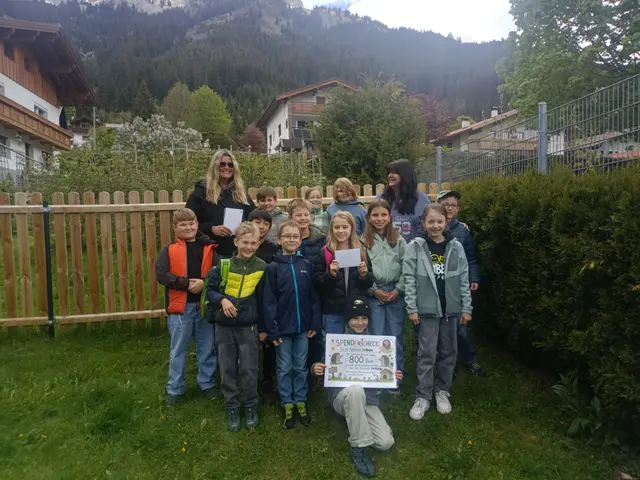 Die Schülerinnen und Schüler übergaben 800 Euro an Tanja Wolf für ihre Igelstation. | Foto: privat