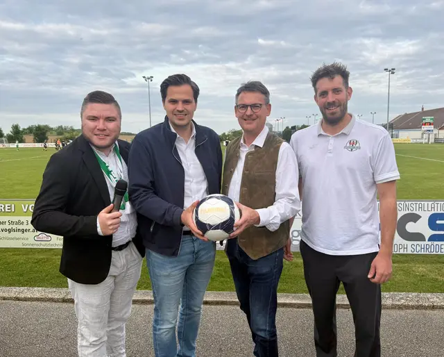 „Sponsor of the Day inklusive Nachwuchsförderung“ wurde von Landtagsabgeordnetem Franz Linsbauer übernommen, die Ballspende kam von Bundesrat Sebastian Stark. | Foto: SK Eggenburg