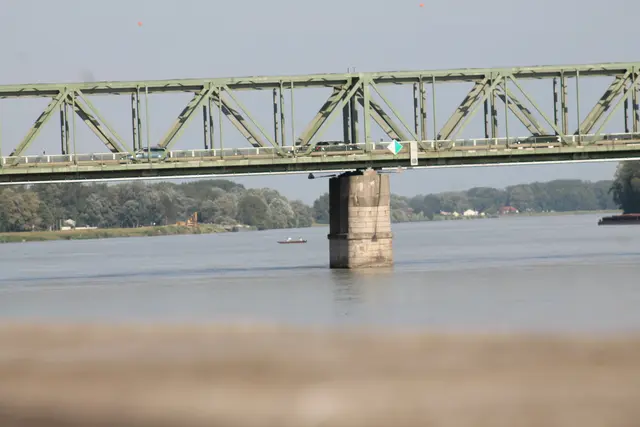 Rund 22.000 Fahrzeuge überqueren am Tag die Donaubrücke Mauthausen. Aufgrund ihres Zustands gilt ein 30er-Limit. | Foto: MeinBezirk Perg/Köck