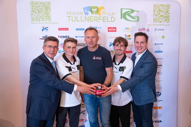 Bürgermeister Peter Eisenschenk, Initiator Christoph Bayerl, Fußballstar Toni Pfeffer, Jürgen Sprengnagel und Lantagsabgeordneter Bernhard Heinreichsberger. | Foto: adamek.media