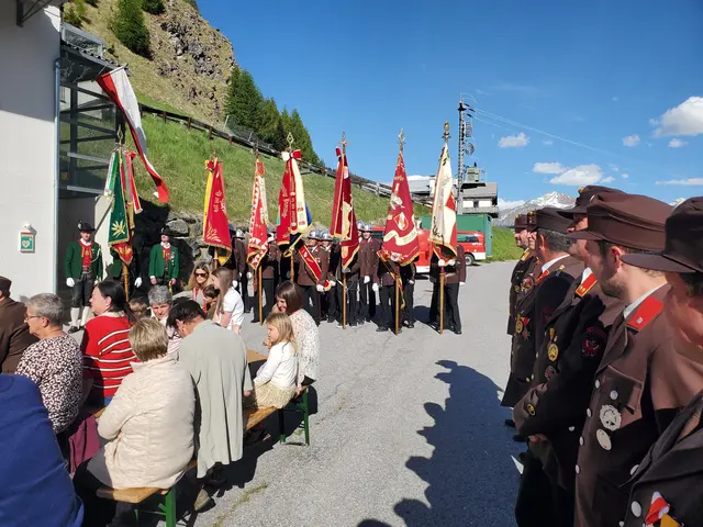 Zahlreiche Feuerwehren mitsamt ihren Fahnenabordnungen nahmen am Jubiläum in Spiss teil. | Foto: schwarz