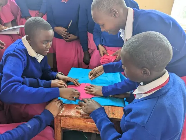 In Tansania verursacht das Menstruationtabu Fehlzeiten und Schulabbrüche. Im Projekt von Bruder und Schwester in Not erwerben Mädchen Wissen, wie man Stoffbinden näht, zu Körperwissen und wird sanitäre Infratstruktur an Schulen errichtet.   | Foto: Bruder und Schwester in Not