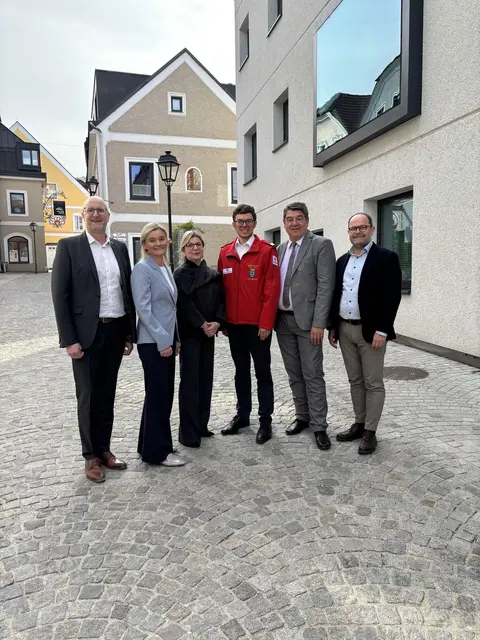 Dipl.-Ing. Dr. Harald Rebhandl – Direktor der HTL Waidhofen an der Ybbs,

Birgit Schachinger, MBA – Obfrau der Raiffeisenbank Ybbstal, Dir. Mag. Brigitte Steininger – Direktorin der HAK/HAS Waidhofen an der Ybbs, Prof. Mag. Kurt Paul Marcik, BA – Standortleiter Rotes Kreuz Waidhofen an der Ybbs, HR Mag. Christian Sitz – Direktor des Bundesrealgymnasium Waidhofen an der Ybbs, Dir. Georg Berger – Geschäftsleiter der Raiffeisenbank Ybbstal | Foto: Raiffeisenbank Ybbstal
