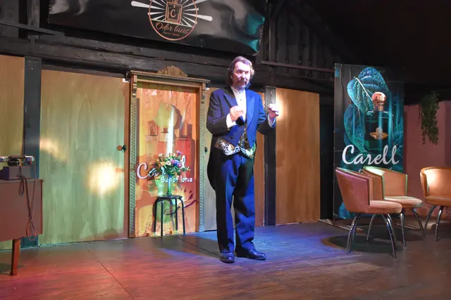 Intendant Roland Baumgartner begrüßte die Gäste im Romantik Theater. | Foto: Alexandra Goll