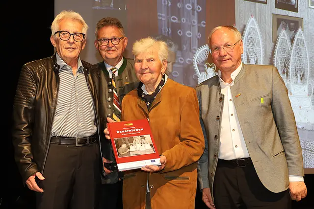 Erinnerung an Bäckerin der Jubiläumstorten am Cover des neuen Buches