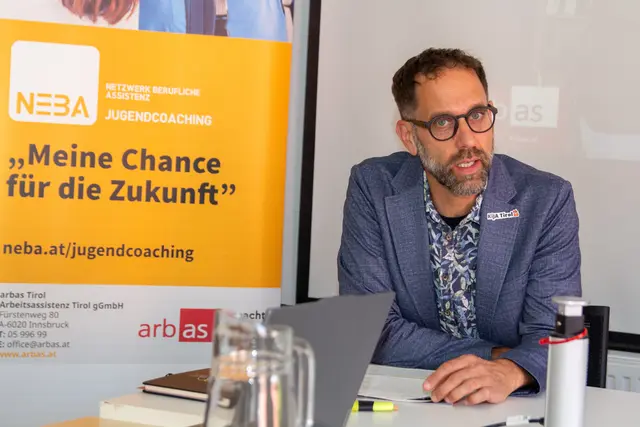 Lukas Trentini (Kinder- und Jugendanwalt) betonte im Rahmen der Pressekonferenz die Bedeutung von Jugendcoaching für die Umsetzung von Kinderrechten. Insbesondere gehe es dabei um den Zugang zu Bildung, Schutz vor Armut sowie Chancengerechtigkeit für alle Jugendlichen. | Foto: arbasTirol/Wolchowe