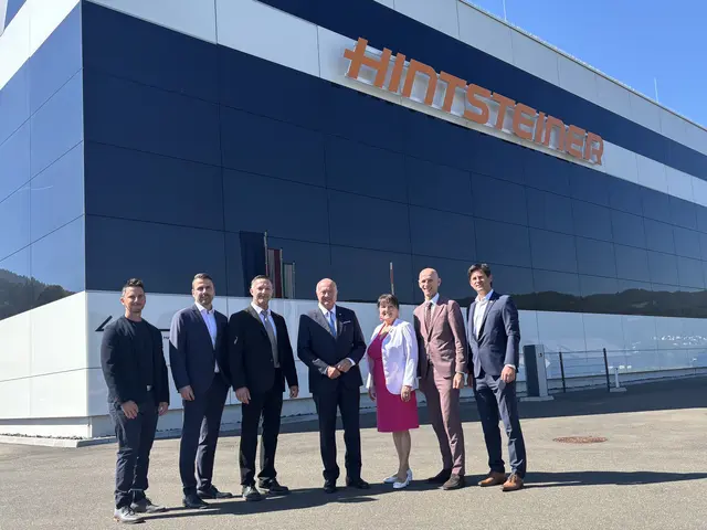 Markus Reitbauer (Geschäftsführer Carbon Solutions Hintsteiner), Bernhard Ulbl (Geschäftsführer Tooling Components Hintsteiner), Martin Hintsteiner (Geschäftsführer Hintsteiner Group), Michaela Khom (Landeshauptmann-Stellvertreterin), Willibald Ehrenhöfer (Wirtschaftslandesrat) und Arno Russ (Bürgermeister von St. Barbara) vor dem Hintsteiner-Standort in St. Barbara. 