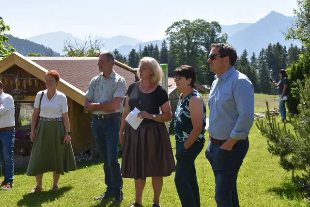 Die LK-Vertreter erhielten Einblicke in das Hofleben in Niederndorferberg.  | Foto: Barbara Fluckinger