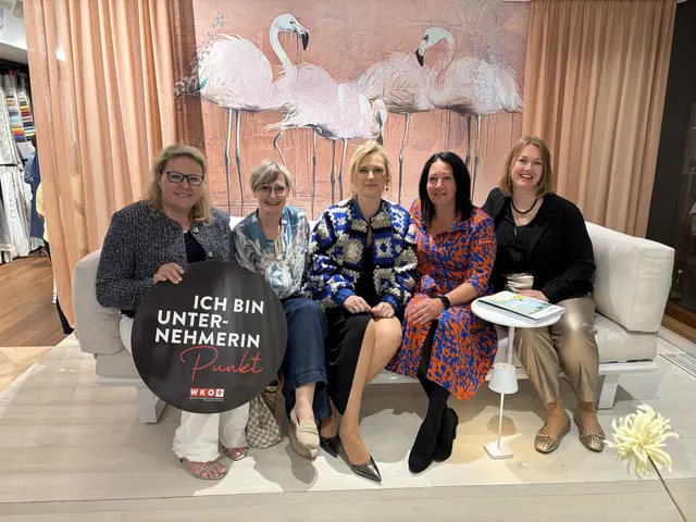 Martina Schwarz, Elke Ehrenecker, Valentina Mühlböck, Barbara Hörtenhuemer (Innungsmeisterin Tapezierer), Daniela Lachmayr. | Foto: Raphael Mühlbacher/MeinBezirk