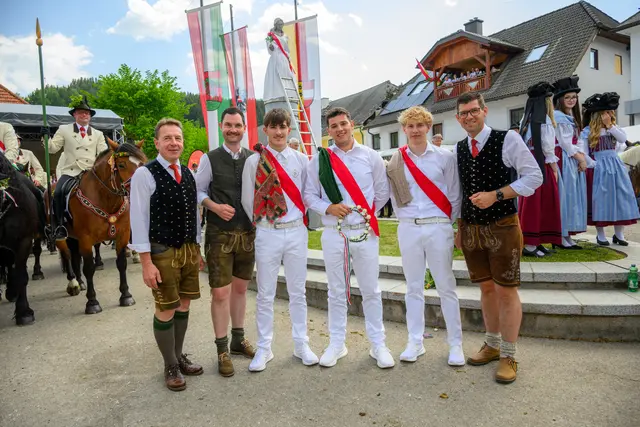 Erwin Angerer (Bürgermeister von Mühldorf, links), Landesrat Peter Reichmann und Landeshauptmannstellvertreter Martin Gruber (r.) mit den Pfingstläufern Nico Wessiak, Rene Gebeneter und Simon Dörfler.  | Foto: Thomas Hude