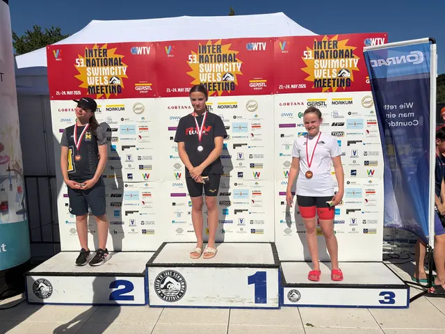 Bronze für Karoline Drack 
(100 m Schmetterling; rechts) | Foto: Tarik Dautovic / Schwimmverein Vöcklabruck