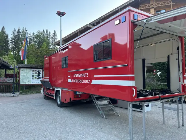Zwölf Personen sollen zur medizinischen Abklärung in verschiedene Krankenhäuser verbracht und eine minderjährige Person ins Klinikum Villach geflogen worden sein. | Foto: Freiwillige Feuerwehr Rennweg am Katschberg