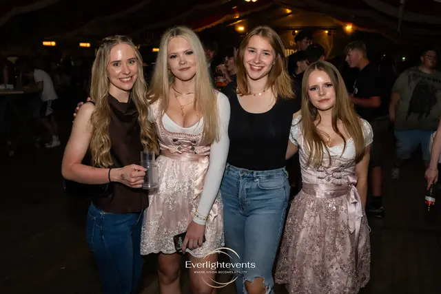 Ausgelassene Partystimmung beim jährlichen Katsdorfer Zeltfest. | Foto: Everlightevents Media