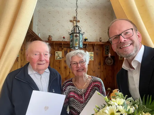 Bezirkschef Baurecht (re) gratulierte dem Paar Irmgard und Reinhard Winkler gleich zwei Mal. Zum einen, zur "Steinernen Hochzeit" und zum anderen, feierte Irmgard ihren 90er.  | Foto: BV15