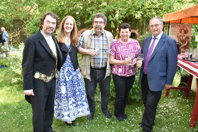 Unter den Ehrengästen der Premiere befanden sich Landtagsabgeordneter Richard Hogl sowie Alberndorfs Bürgermeister Manfred Baumgartner mit Gattin Regina und Winzerin Katharina Baumgartner. | Foto: Alexandra Goll