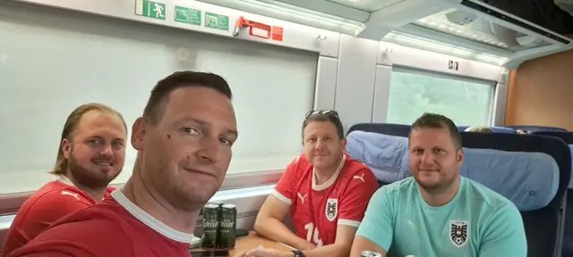 Manuel Schlager, Timo Bichler, Ralph Zeilberger, Daniel Jobst 2022 im Zug auf dem Weg nach Berlin zur EM. Zahlreiche Österreicher haben sich den EM-Auftritt der Nationalelf damals nicht entgehen lassen. | Foto: Bichler
