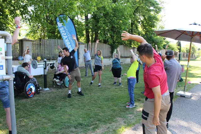 Die von Fitnessstudiobetreiber und Sporttrainer Stefan Lasser geleitete Bewegungseinheit wurde von allen Anwesenden mit großer Freude und Begeisterung angenommen. | Foto: Helga Gößwellner