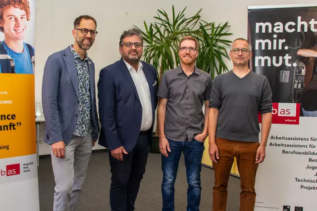  Gemeinsam vor die Medien (v. l.n.r.): Lukas Trentini (Kinder- und Jugendanwalt), Harald Schneider (Geschäftsführer arbas Tirol), Johann Hechenblaikner und Wolfgang Gärtner (Fachbereichsleitungen Jugendcoaching). | Foto: arbasTirol/Wolchowe