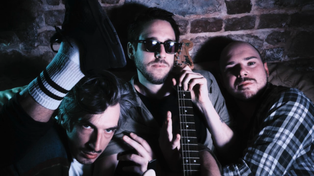 Drummer Daniel Renz, Sänger und Gitarrist Markus Tozzer sowie Bassist David Pernerstorfer bilden "Tozzer und die Haifische" (v.l.). Sie traten gemeinsam mit "Zipplinger" im Carina auf.    | Foto: Tozzer und die Haifische