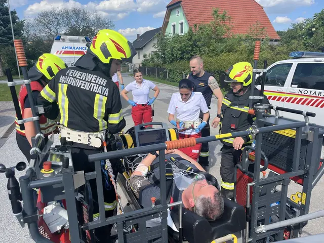 Rettung mittels Krankentrage geübt. | Foto: FF Waidhofen/Thaya