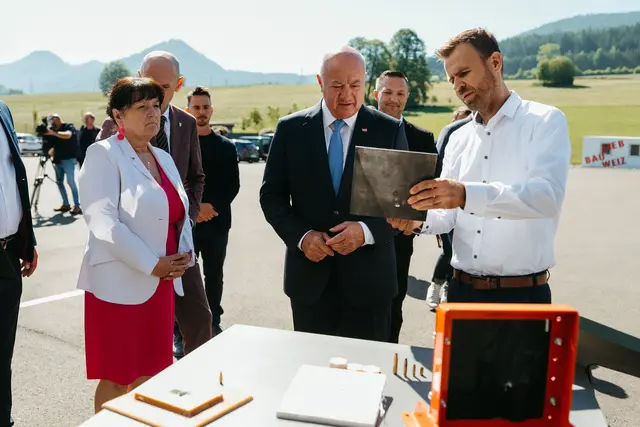 Jochen Schmidt, Forschungs- und Entwicklungsverantwortlicher bei Hintsteiner, erklärte der politischen Delegation die Wirkungsweise des Schutzsystems HI2Protect für Baumaschinen.