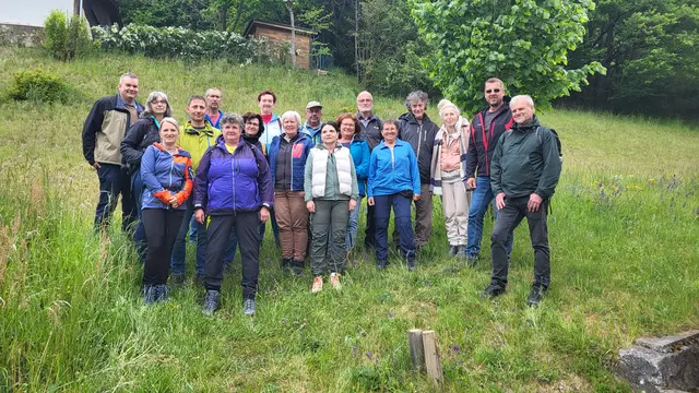Gemeinsam mit Reinhard Kraus erkundeten die Teilnehmer die traditionell bewirtschafteten Blumenwiesen rund um Kochholz (Gemeinde Dunkelsteinerwald). | Foto: Region Dunkelsteinerwald