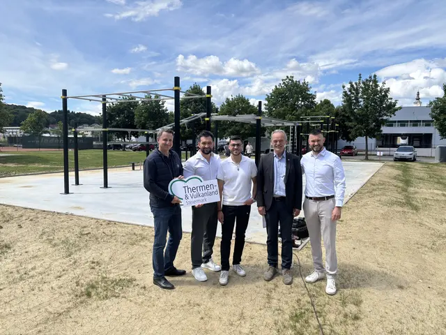 Thomas Gußmagg, Florian Schachner, Patrick Schwarhofer, Johann Kaufmann und Stefan Wisinger-Höfer (v. l.) vor dem Areal, das kurz vor Inbetriebnahme und Eröffnung steht.