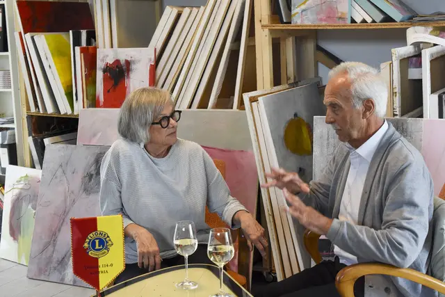 Künstlerin Sylvia Galos und Projektkoordinator Helmuth Koch organisieren die Charity-Veranstaltung.  | Foto: Galos