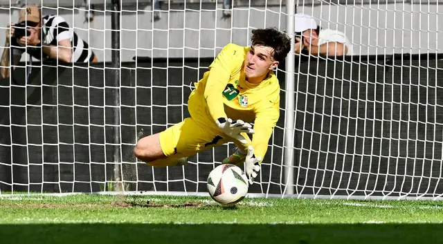 Eine entscheidende Szene war der Elfmeter in der 42. Minute: Gerald Kirchebner hält den Ball ... | Foto: Hassl