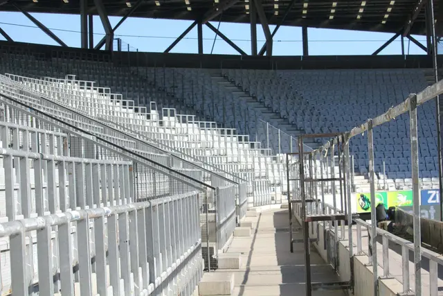 Nach einem Fußballspiel im Tivoli-Stadion in Innsbruck kam es am Sonntagabend zu einem Polizeieinsatz mit zwei Festnahmen. Ein Mann und seine Ehefrau sollen sich gegen die Amtshandlung gewehrt haben. | Foto: Tilg