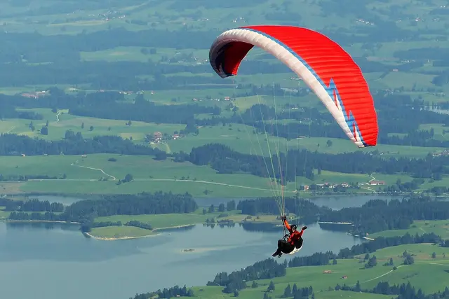 Ein 60-jähriger Gleitschirmpilot musste nach einem Spiralflug aus steilem Gelände geborgen werden und blieb dabei unverletzt. | Foto: pixabay / JaStra
