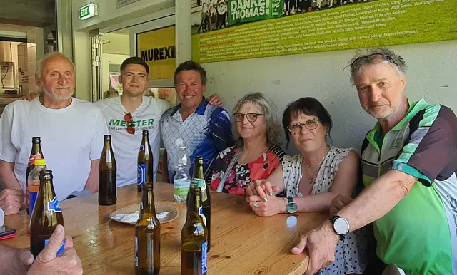 Warther Fans mit USV Spieler Maximilian Ofenböck  (2. von links) | Foto: Grüne Warth