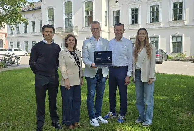 Tobias Höllbacher (HYPO NOE Leasing), Mag. (FH) Eva Zirkler MA (Geschäftsführung GDA), GDA-Obmann Bgm. MMag. Johannes Heuras, Gerhard Kürner (CEO und Founder 506.ai) und Johanna Kitzberger (AI Consultant 506.ai) präsentieren die neue KI-Plattform „GemeindeKI" in Amstetten.
 | Foto: GDALei