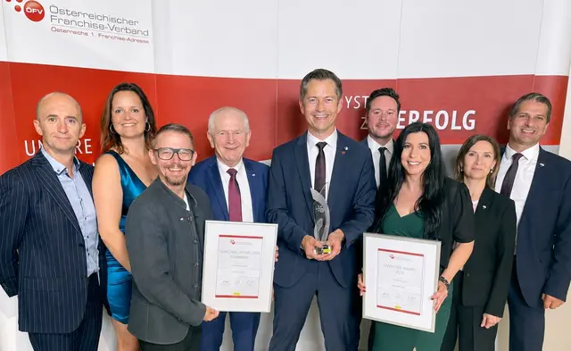Am 21. Mai nahmen der REMAX Geschäftsführer Peter Reikersdorfer und REMAX Austria Gründer Alois Reikersdorfer gemeinsam mit einigen Kollegen den Award für das beste Franchise-System 2026 entgegen. v. l. n. r.: Gerhard Reikersdorfer, Sylvia Reikersdorfer,  Markus Voss, Alois Reikersdorfer, Peter Reikersdorfer, Tom Heiligenbrunner, Verena  Haubenberger, Natascha Puchner-Doppler und Harald Schaumüller. 
 | Foto: REMAX Austria