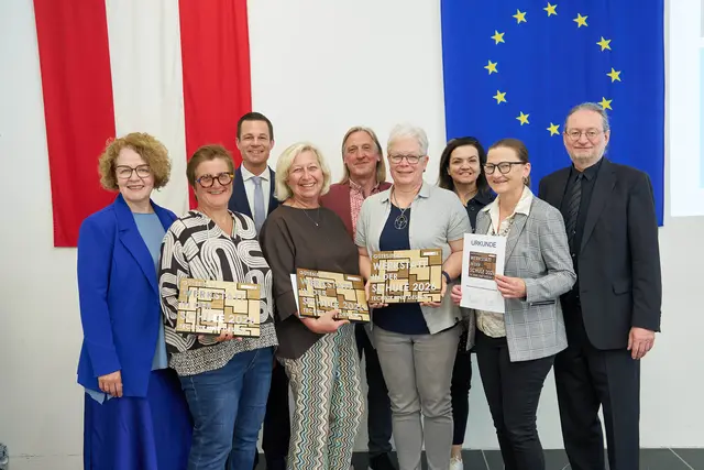 Amstetten: Bildungslandesrätin Christiane Teschl-Hofmeister (1.v.l.), Bildungsdirektor Karl Fritthum (3.v.l.), Schulqualitätsmanagerin Ruth Salamon (3.v.r.) und Fachinspektor für Musik und Kreativität Andreas Gruber (1.v.r.) mit Vertreterinnen und Vertretern der Schulen | Foto: Monihart