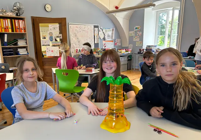 Drei Schülerinnen der „de La Tour Schule Deutschlandsberg“ beim Spielen.