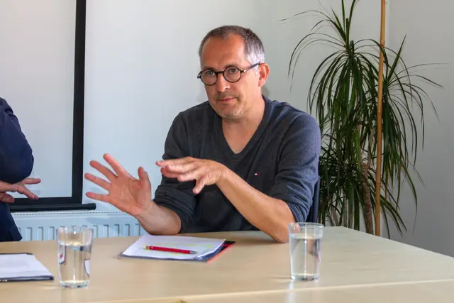 Wolfgang Gärtner erläuterte die Bedeutung eines niederschwelligen Zugangs im Jugendcoaching. Er betonte, dass eine frühzeitige Unterstützung entscheidend ist, um Bildungsabbrüche zu vermeiden und Perspektiven zu sichern. | Foto: arbasTirol/Wolchowe