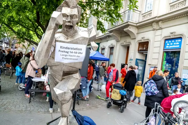 Von Kinderstationen bis Sonderangebote in der Apotheke: Bei der Langen Nacht ist für alle etwas dabei.   | Foto: Geschäftsquartiere/Christian Fürthner