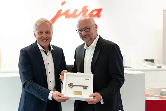 JURA Österreich-Geschäftsführer Andreas Hechenblaikner (li.) mit SCD-Geschäftsführer und Eigentümer Franz Willibald Holzbauer. | Foto: SCD