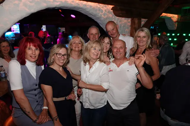 Die Mischung aus Taxitänzern und begeisterten Hobbytänzern ist so gut wie bei jeder Discofox Party mit von der Partie. | Foto: MeinBezirk/Michael Blinzer