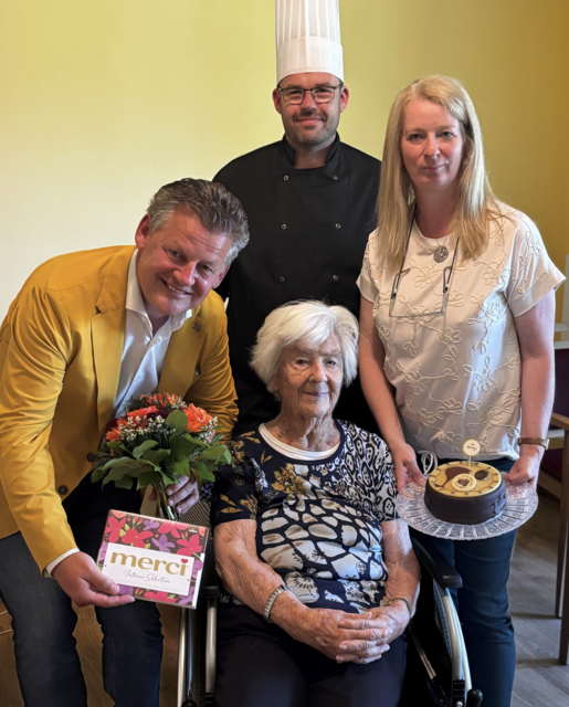 Bürgermeister Christian Scheider gratulierte Franziska Kabusch zu ihrem 102. Wiegenfest und feierte mit ihr diesen besonderen Tag.
 | Foto: Büro Bürgermeister