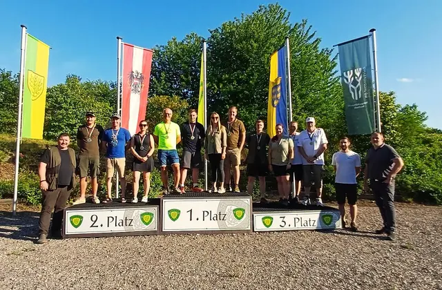 Oberschützenmeister Josef Kohzina, Felix Ess, Alexander Grasspointner, Selina Ehn, Johannes Stöger, Felix Haslinger, Theresa Frühwirth, Rainer Geiselmayr, Samuel Nemec, Raphaela Summerauer, Rainer Haslinger, Harald Brenner und die Schützenmeister Martin Schneider und Hannes Wiesinger. | Foto: Schützenverein-Mistelbach 