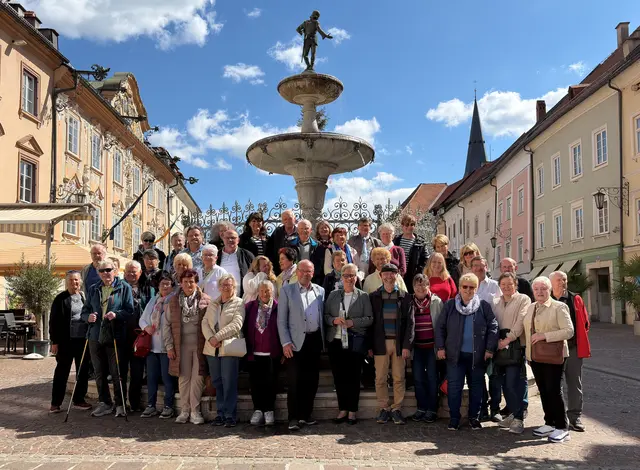 Reisegruppe vor Brunnen