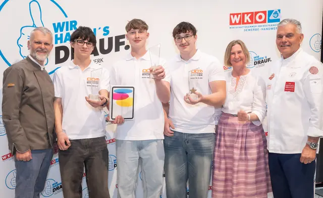 Die besten Bäckerlehrlinge Oberösterreichs mit Gratulanten (v. l.): Landesinnungsmeister Reinhard Honeder, David Bramel (2. Platz), Alexander Fuchs (1. Platz), Elias Eppinger (3. Platz), BD Hildegard Hunger, WKOÖ-Vizepräsident Landesinnungsmeister-Stv. Leo Jindrak

 | Foto: Röbl 